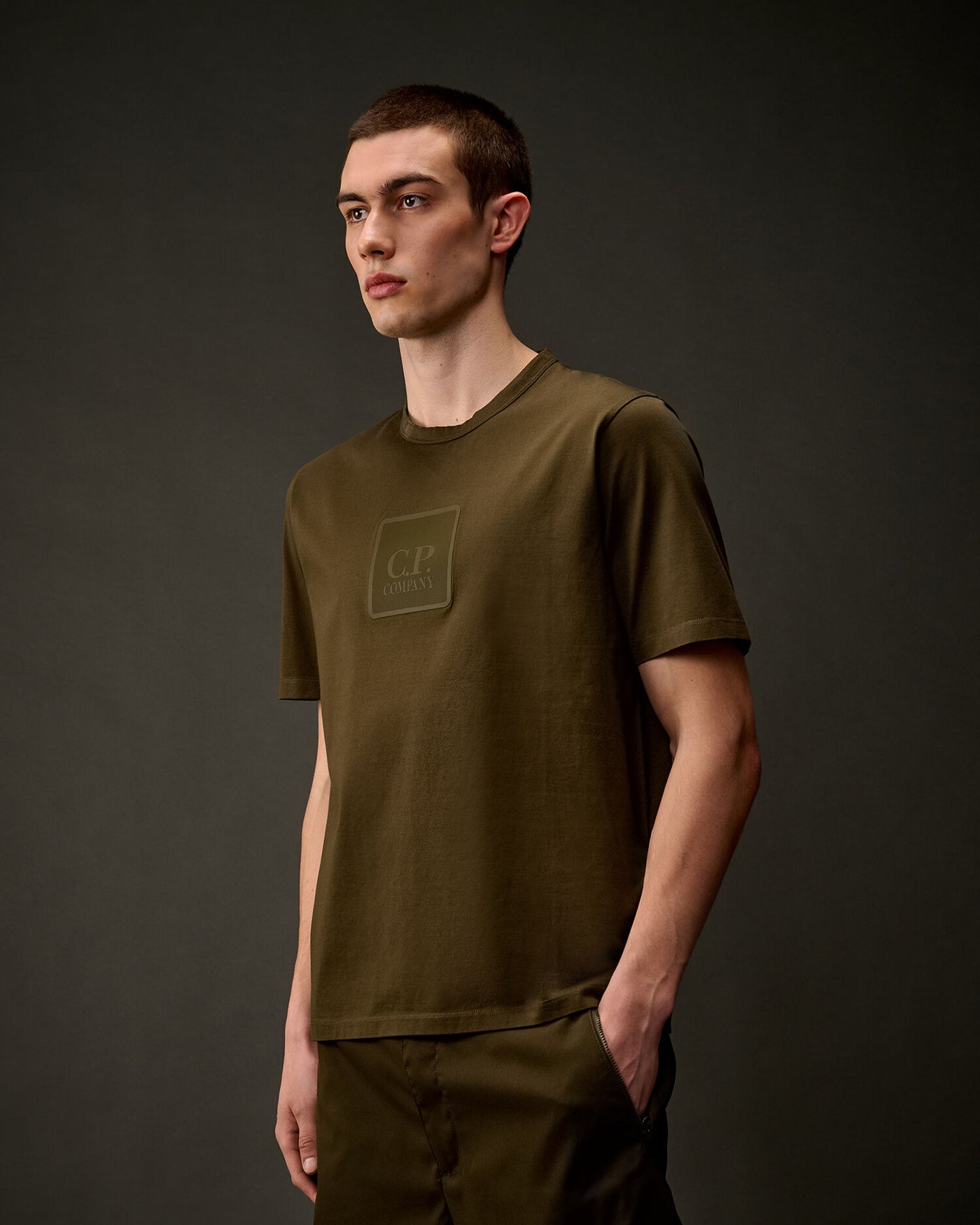 CP COMPANY METROPOLIS - T-SHIRT KAKI GROS LOGO CAOUTCHOUC
