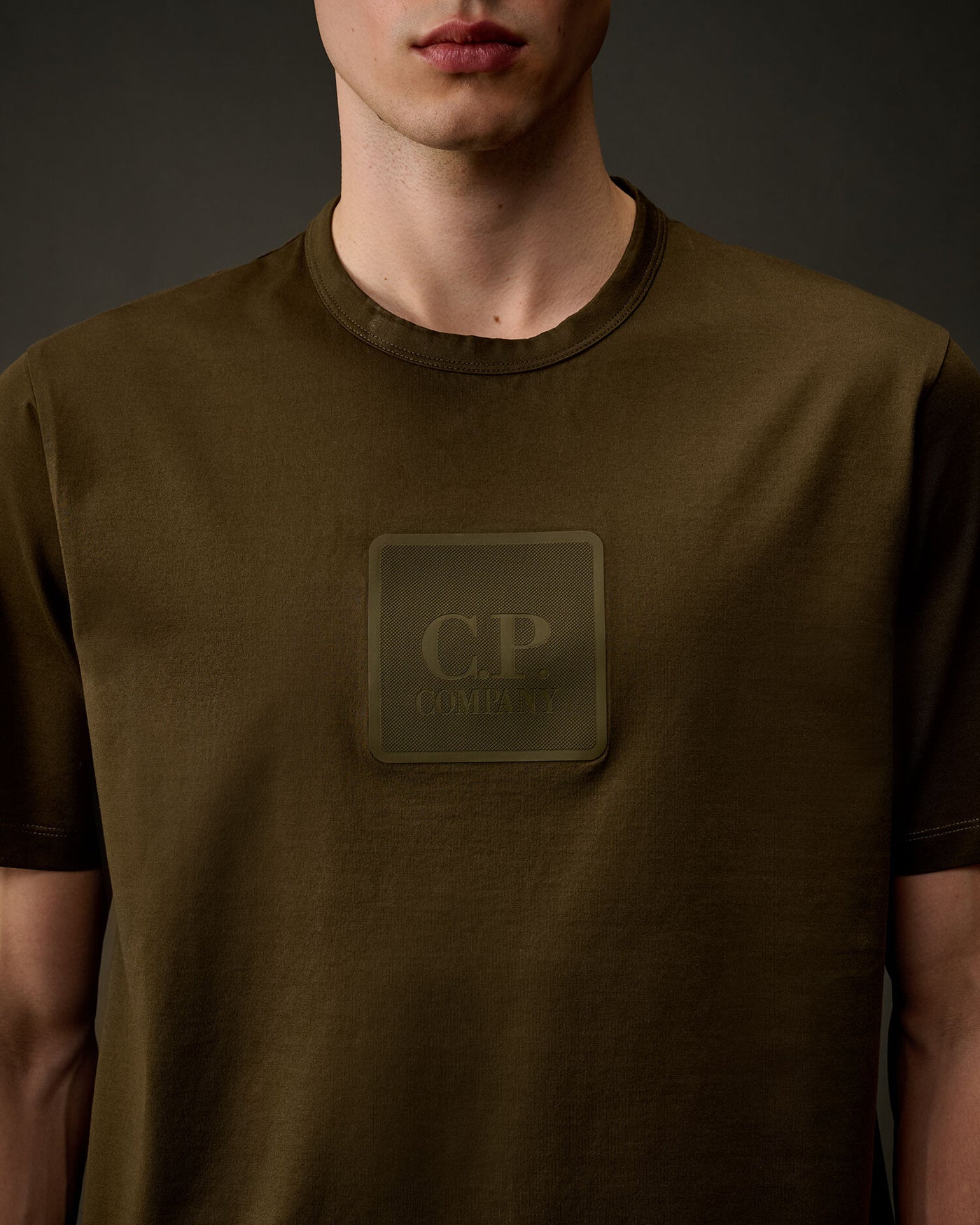 CP COMPANY METROPOLIS - T-SHIRT KAKI GROS LOGO CAOUTCHOUC