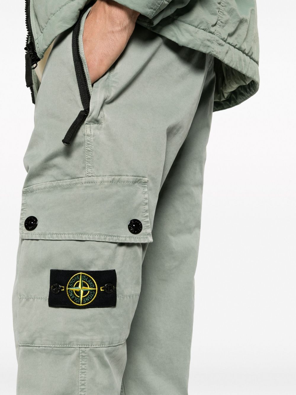 STONE ISLAND - Pantalon cargo Sage avec poches boutonnées