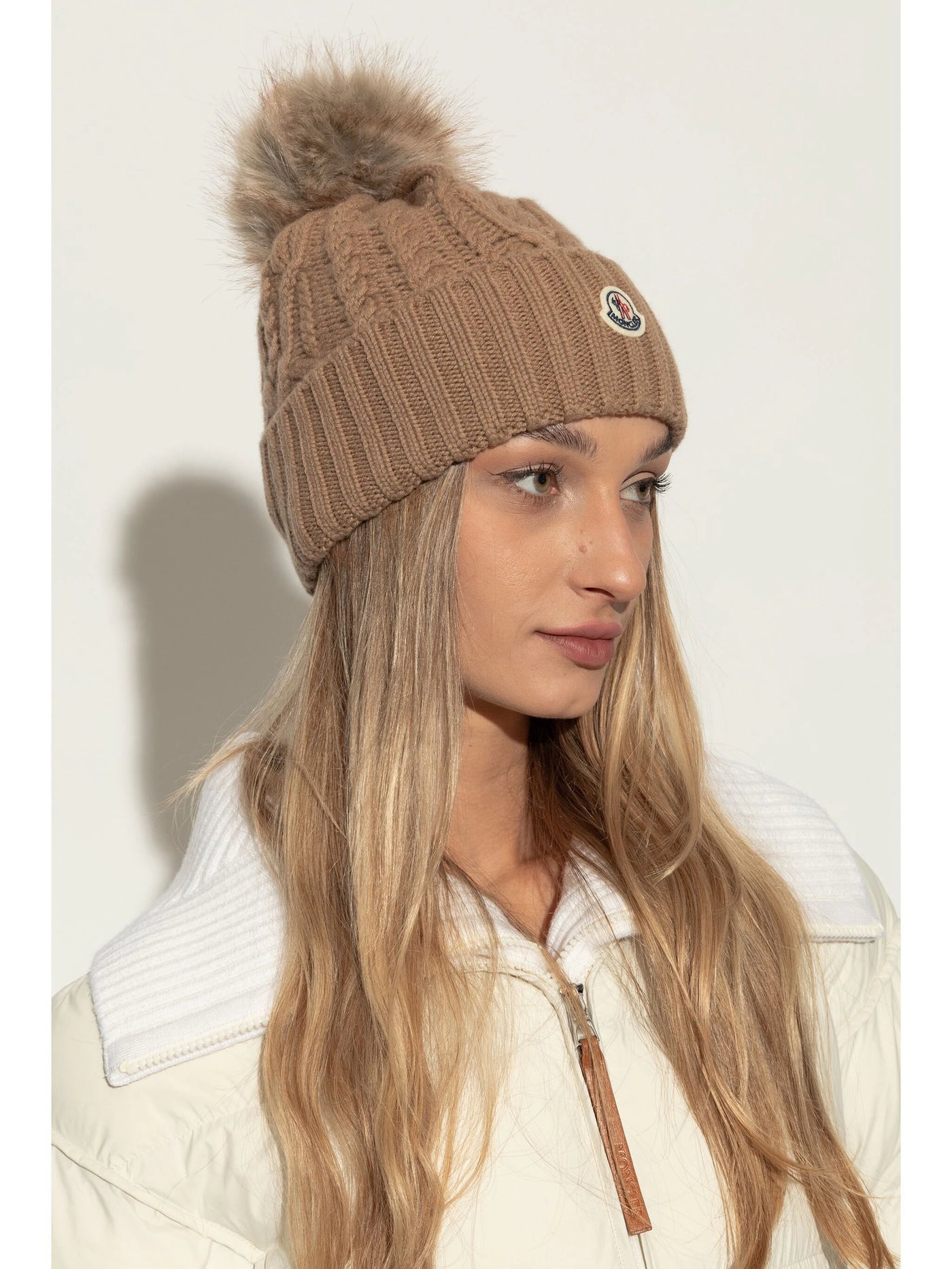 MONCLER - Bonnet à pompon camel