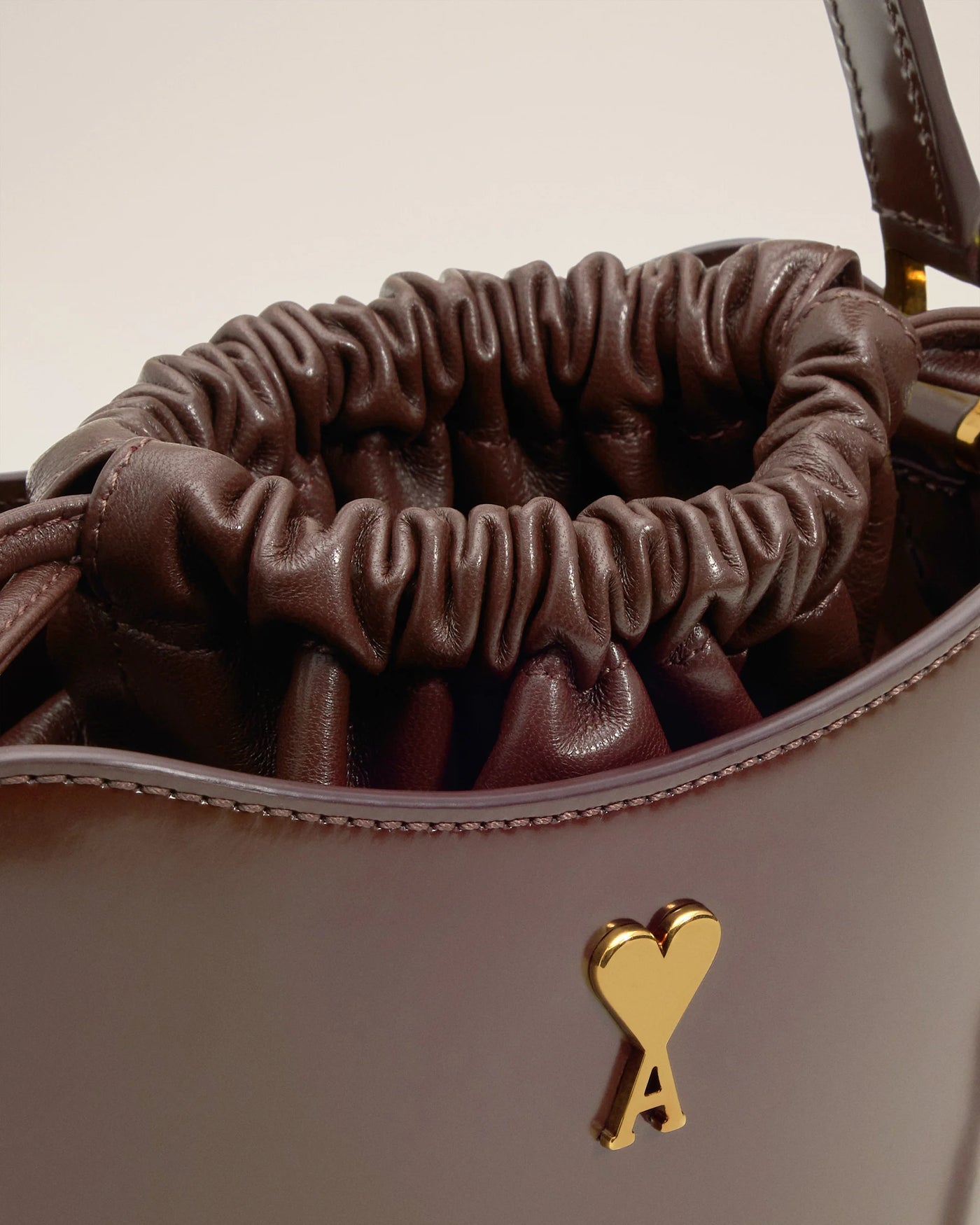 AMI PARIS - Mini sac seau Paris Paris en cuir glacé
