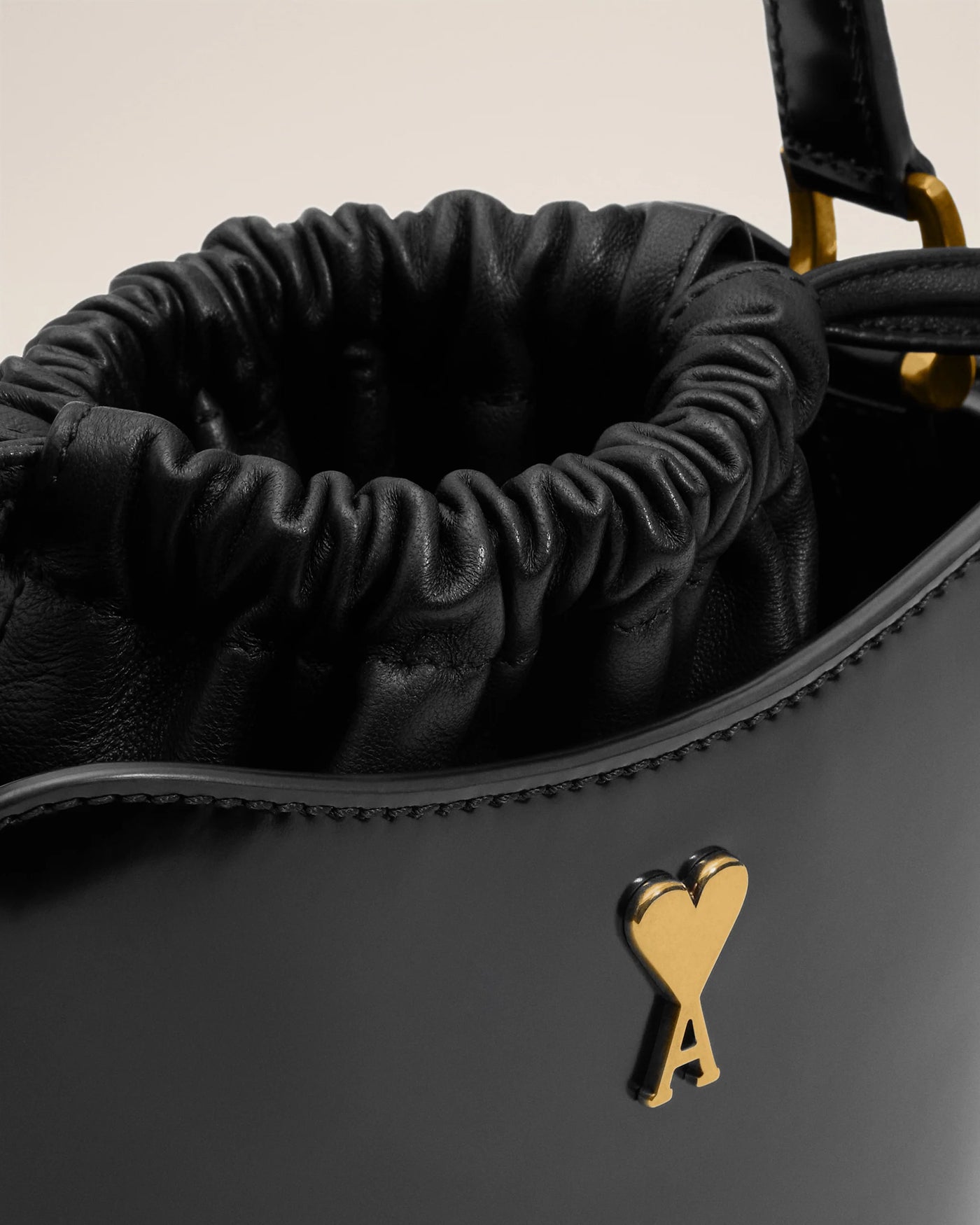 AMI PARIS - Mini sac seau Paris Paris en cuir glacé