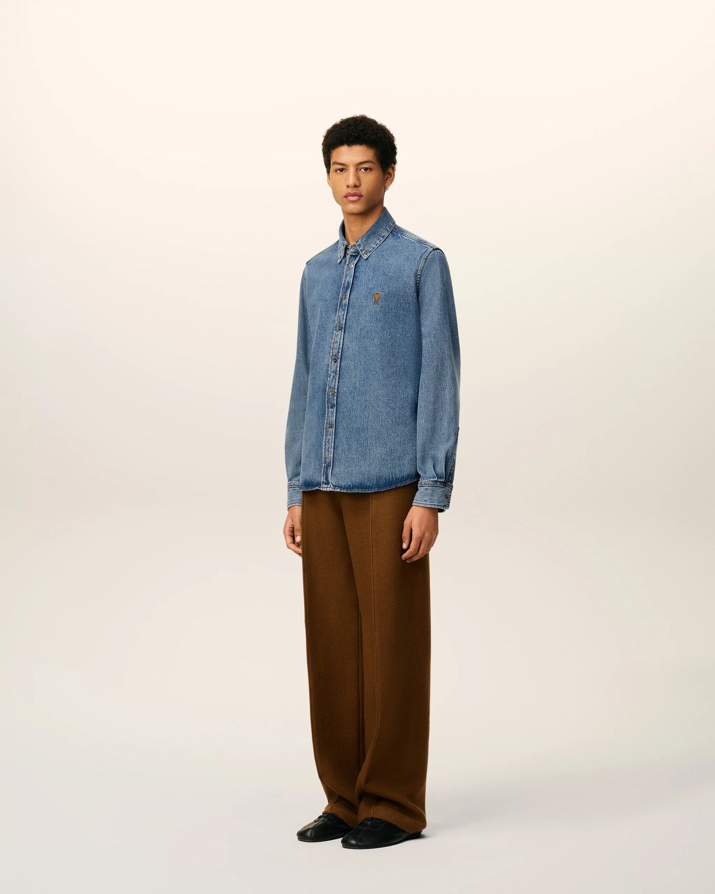 AMI PARIS - Chemise à col boutonné Ami de Coeur en denim indigo