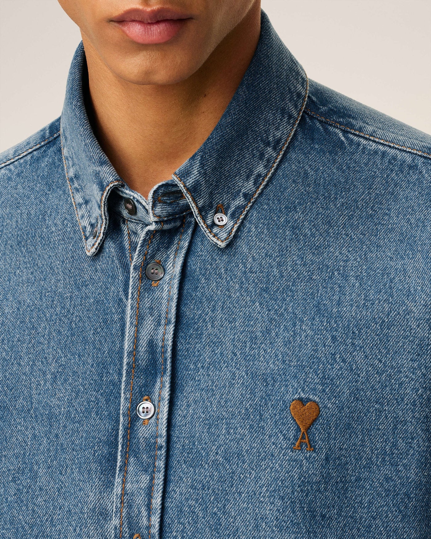 AMI PARIS - Chemise à col boutonné Ami de Coeur en denim indigo